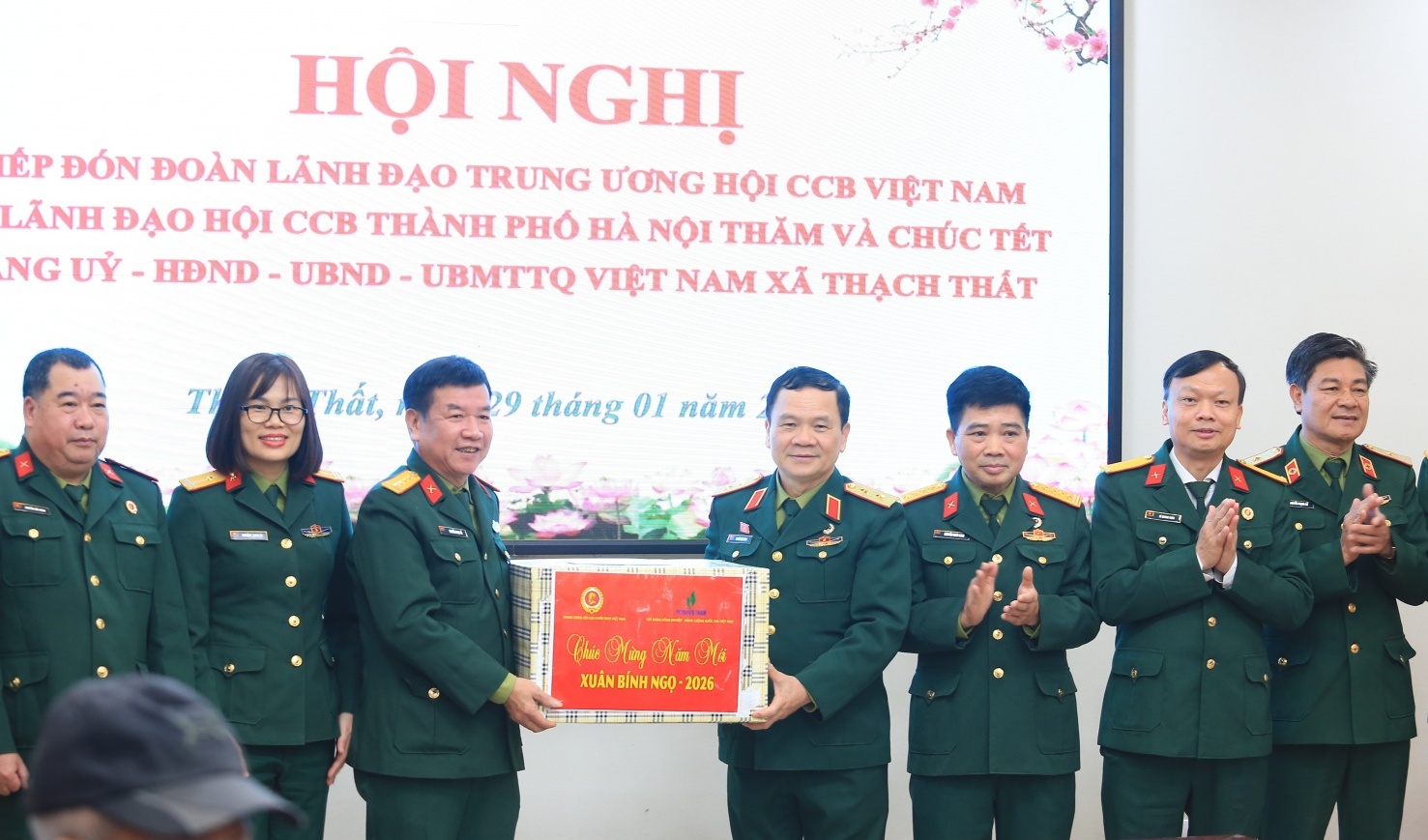 Hội CCB Petrovietnam trao quà Tết cho gia đình chính sách tại xã Thạch Thất (Hà Nội)