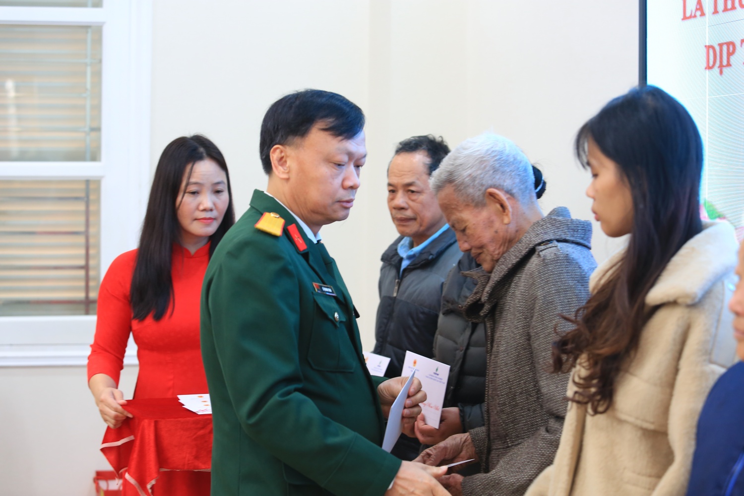 Hội CCB Petrovietnam trao 50 phần quà Tết cho gia đình chính sách tại xã Thạch Thất Hội CCB Petrovietnam trao quà Tết cho gia đình chính sách tại xã Thạch Thất (Hà Nội)