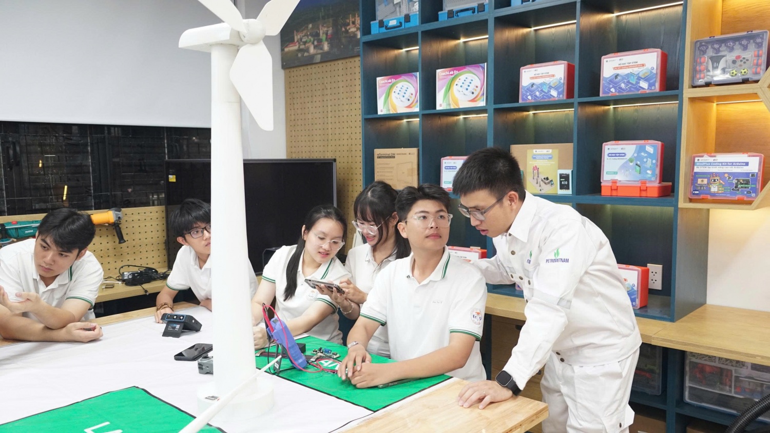 [Chùm ảnh] Mạch nguồn tri thức - STEM Innovation Petrovietnam