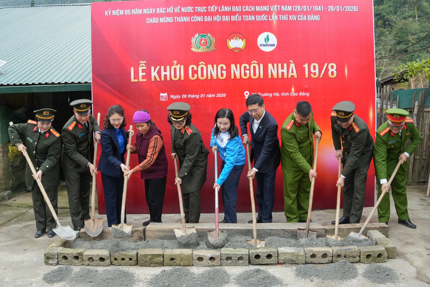 Petrovietnam mang “Xuân gắn kết - Tết nghĩa tình” đến với bà con Cao Bằng Petrovietnam mang “Xuân gắn kết - Tết nghĩa tình” đến với bà con Cao Bằng