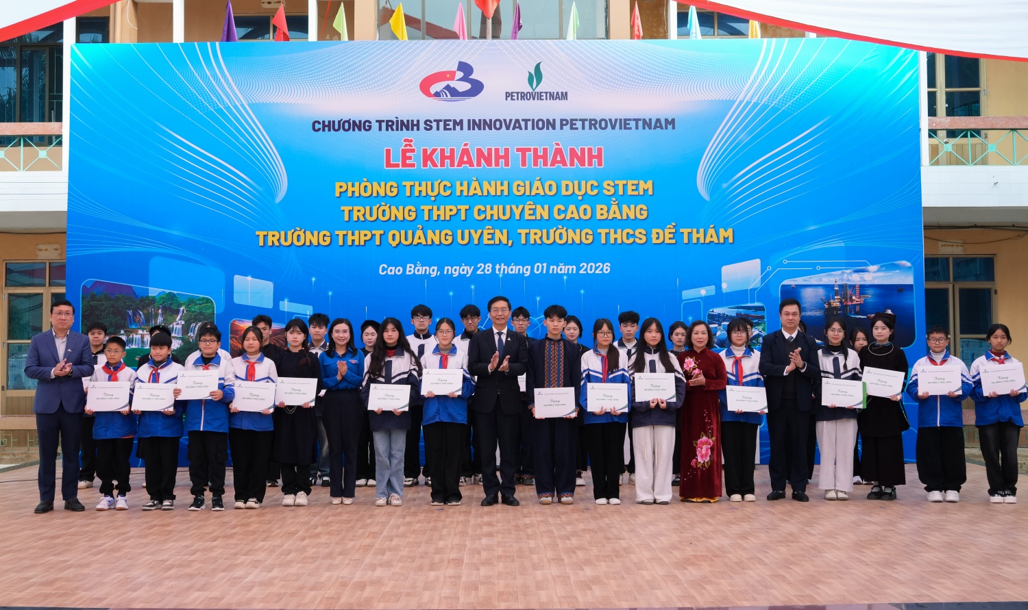 Petrovietnam mang “Xuân gắn kết - Tết nghĩa tình” đến với bà con Cao Bằng Petrovietnam mang “Xuân gắn kết - Tết nghĩa tình” đến với bà con Cao Bằng