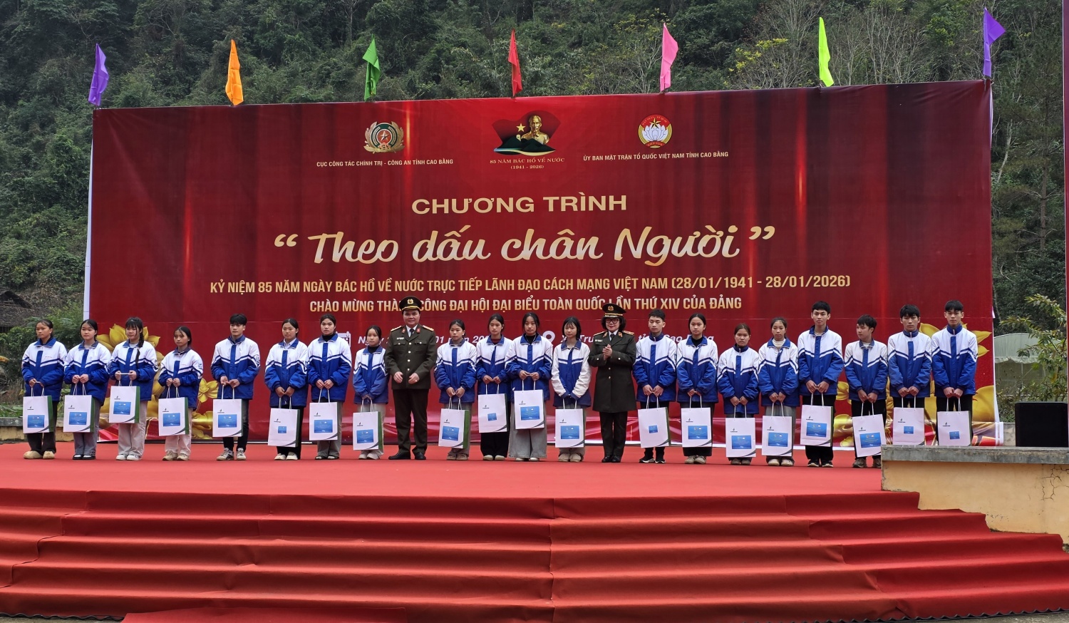 Petrovietnam mang “Xuân gắn kết - Tết nghĩa tình” đến với bà con Cao Bằng Petrovietnam mang “Xuân gắn kết - Tết nghĩa tình” đến với bà con Cao Bằng