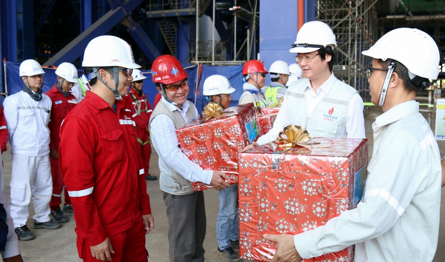 Công đoàn Petrovietnam thăm, động viên người lao động trên công trường dự án NMNĐ Long Phú 1