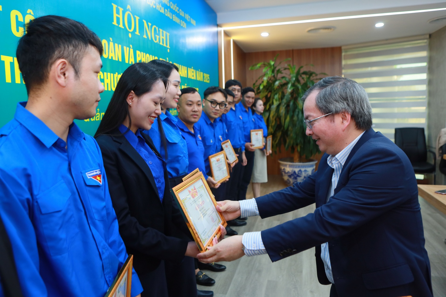 Đại diện Đoàn Thanh niên Petrovietnam, đồng chí Khương Lê Thành – Phó Bí thư Thường trực Đảng uỷ, Thành viên HĐQT BSR trao tặng bằng khen cho các cá nhân có thành tích xuất sắc.