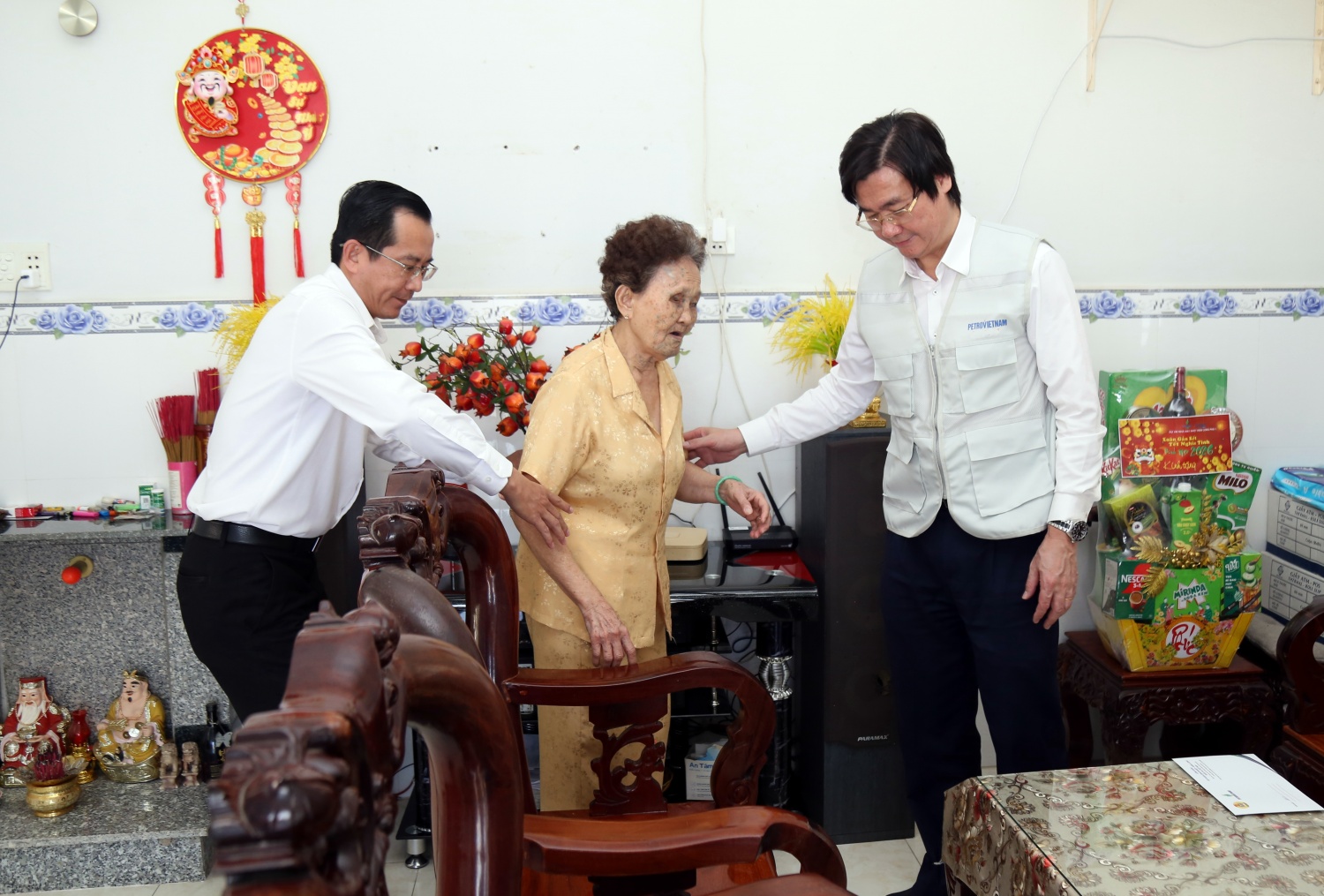 Công đoàn Petrovietnam thăm hỏi và tri ân gia đình người có công tại Cần Thơ Công đoàn Petrovietnam thăm hỏi và tri ân gia đình người có công tại Cần Thơ