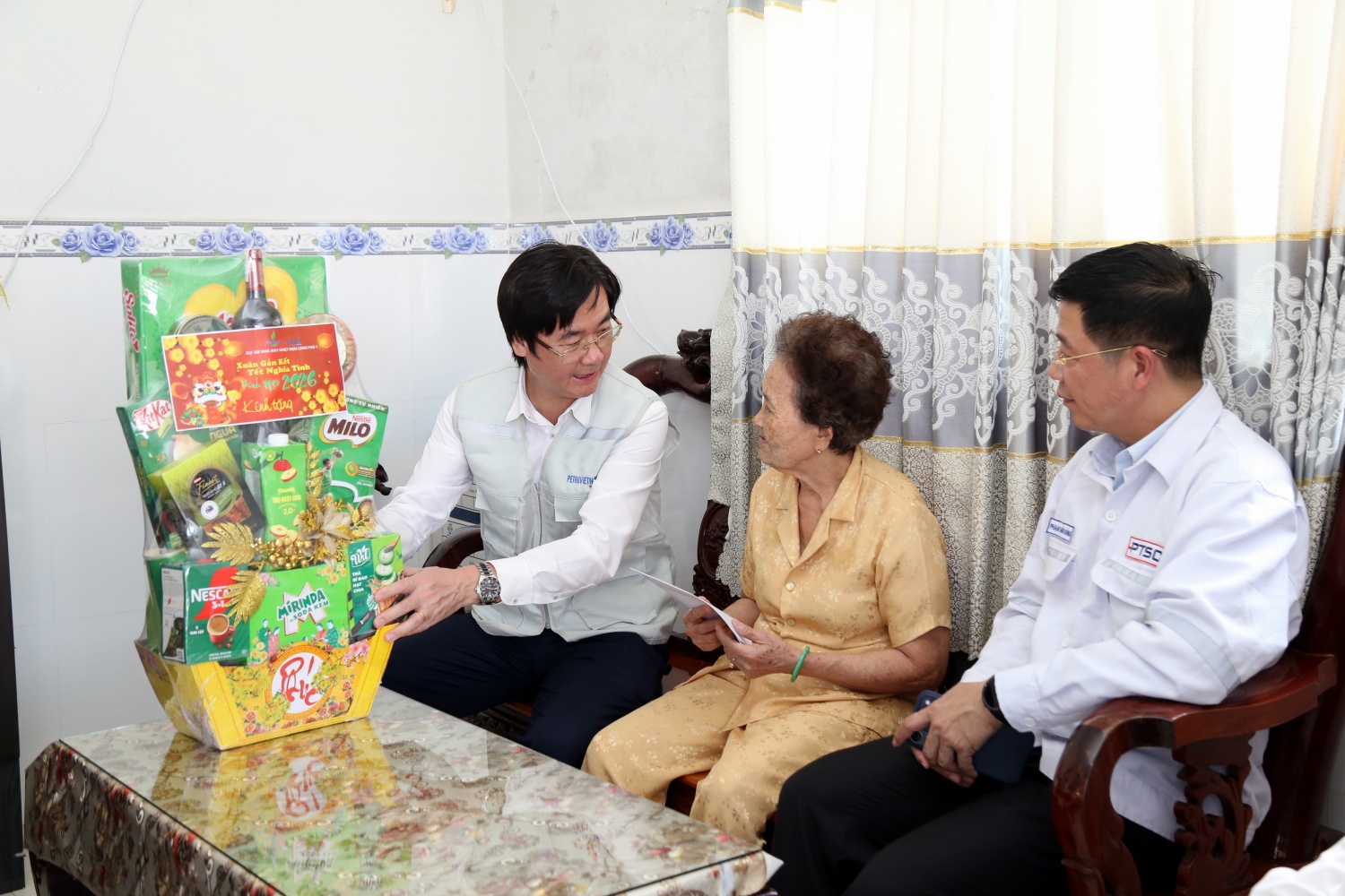 Công đoàn Petrovietnam thăm hỏi và tri ân gia đình người có công tại Cần Thơ Công đoàn Petrovietnam thăm hỏi và tri ân gia đình người có công tại Cần Thơ