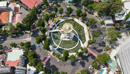 [Chùm ảnh] Nhiều công trình tại TP HCM thay "áo mới" đón Tết Bính Ngọ