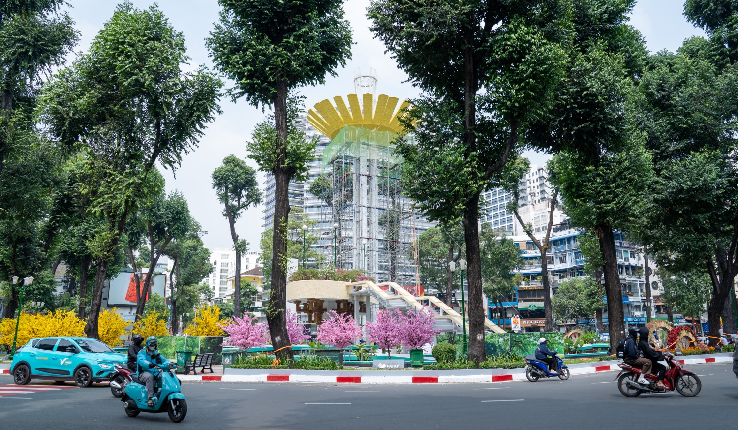 [Chùm ảnh] Nhiều công trình tại TP HCM thay 