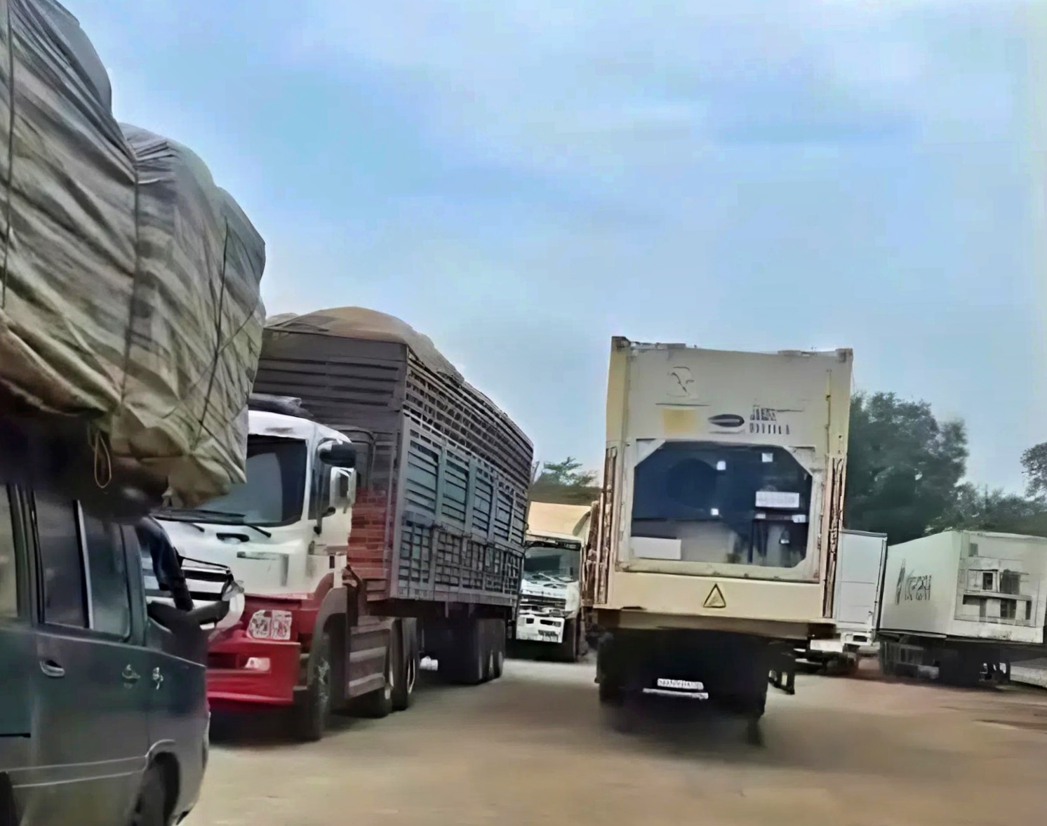 Hơn 1.000 phương tiện ùn ứ tại cửa khẩu do vướng kiểm tra an toàn thực phẩm