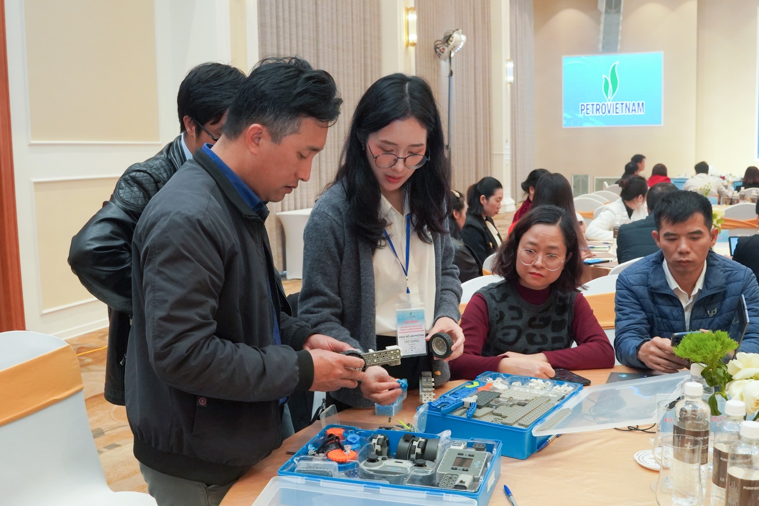 Các thầy cô giáo thực hành nghiên cứu các sản phẩm STEM tại buổi tập huấn Các thầy cô giáo thực hành nghiên cứu các sản phẩm STEM tại buổi tập huấn