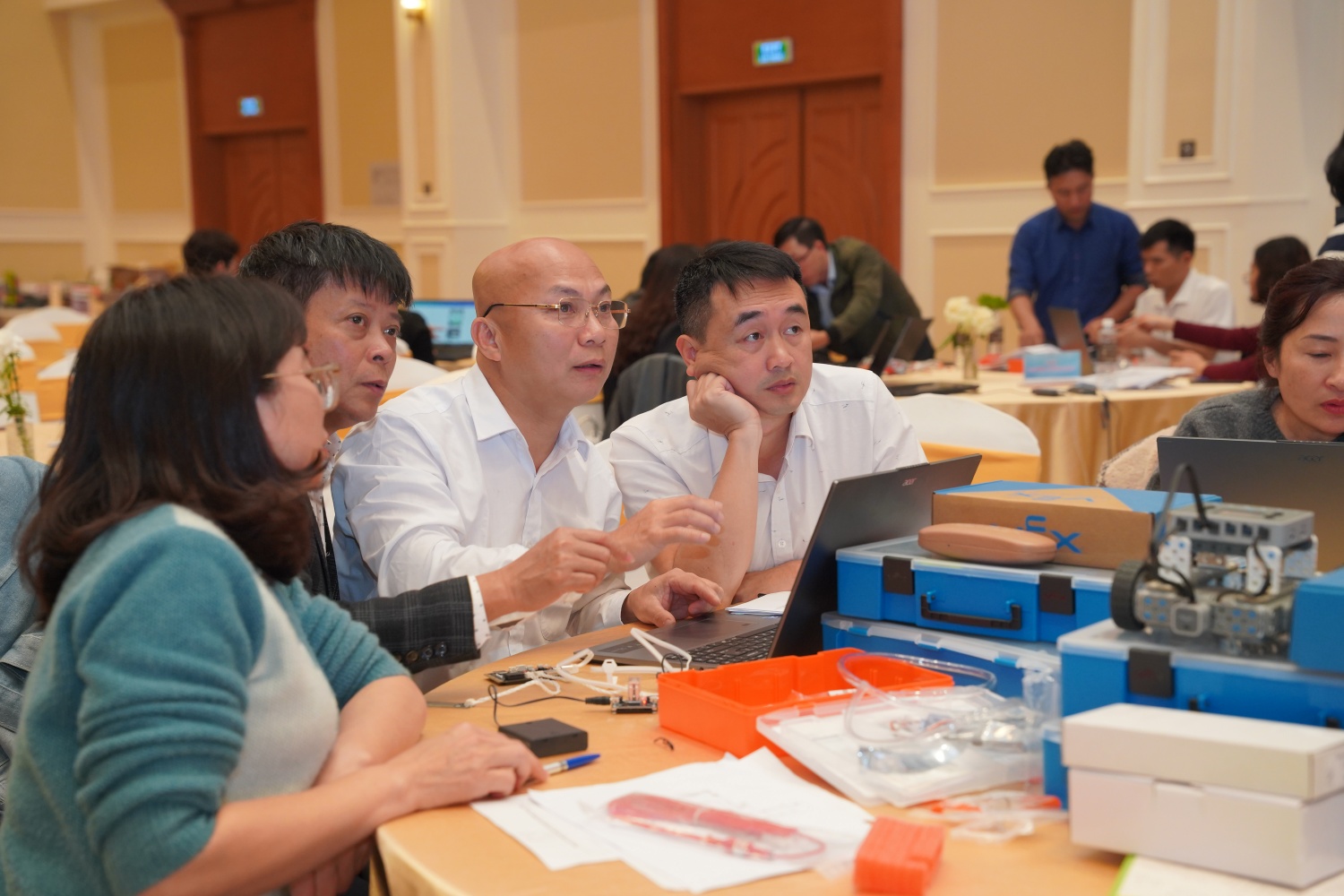 Các thầy cô giáo nghiên cứu, thảo luận tại buổi tập huấn Các thầy cô giáo nghiên cứu, thảo luận tại buổi tập huấn