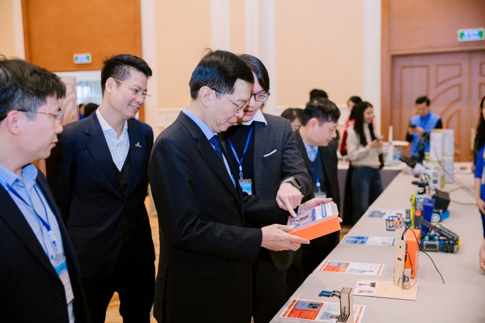 Đồng chí Trần Quang Dũng - Phó Bí thư Thường trực Đảng uỷ Petrovietnam trực tiếp nghiên cứu các trang thiết bị STEM tại buổi tập huấn Đồng chí Trần Quang Dũng - Phó Bí thư Thường trực Đảng uỷ Petrovietnam trực tiếp nghiên cứu các trang thiết bị STEM tại buổi tập huấn