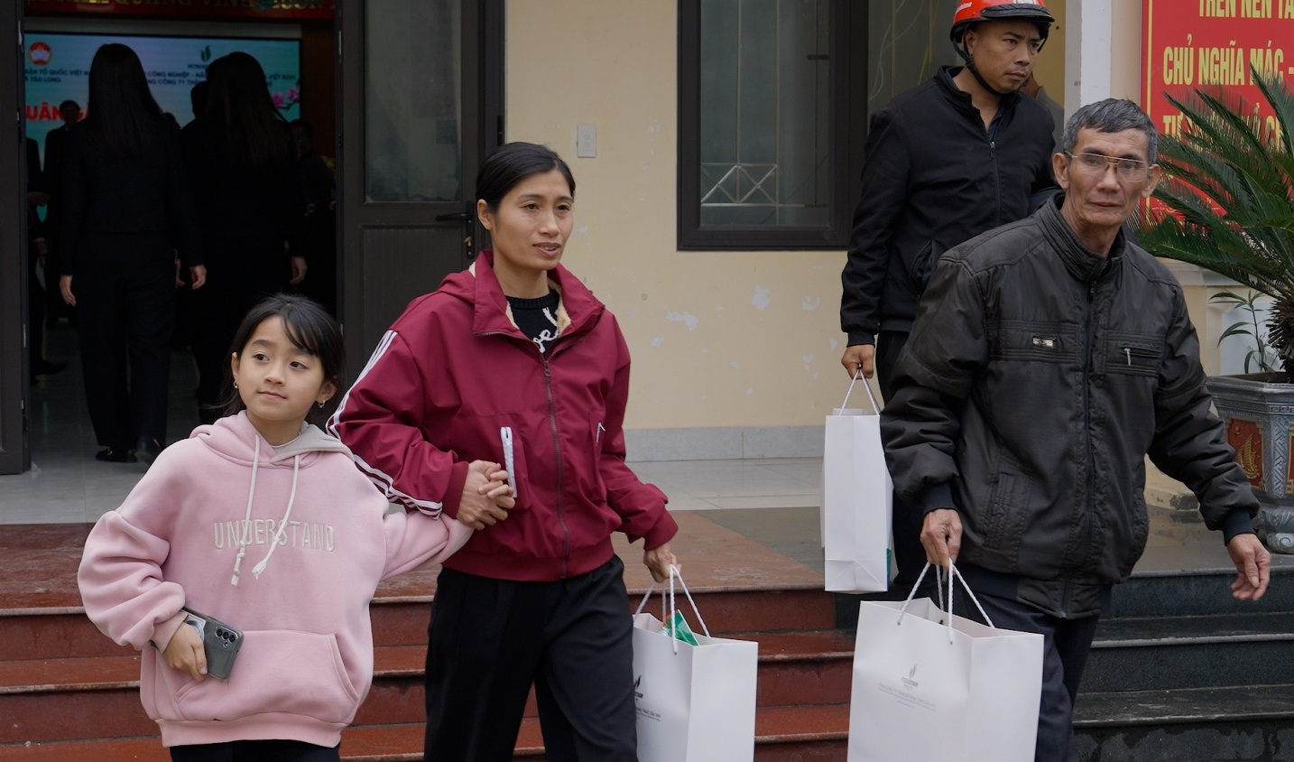 [VIDEO] Petrovietnam mang Tết đến gần hơn với bà con xã Tân Long, tỉnh Tuyên Quang