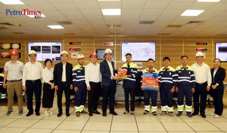 [VIDEO] Công đoàn Petrovietnam trao quà Tết, chia sẻ cùng NLĐ NMNĐ Sông Hậu 1