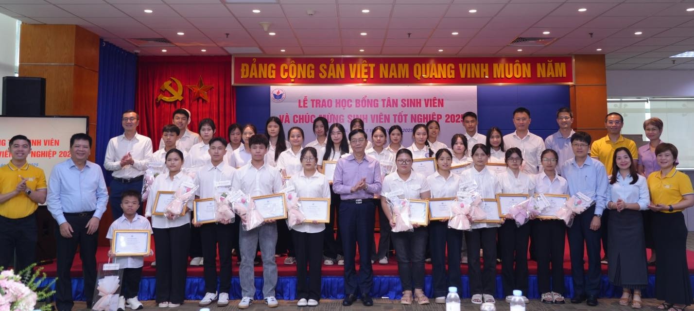Lễ trao học bổng Tân sinh viên và Chúc mừng sinh viên tốt nghiệp năm 2025 tại Hà Nội