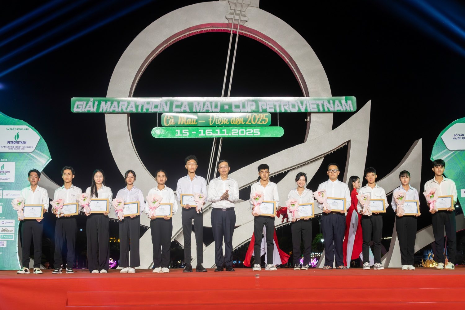 Sinh viên Quỹ khu vực đồng bằng sông cửu long nhận học bổng tại giải Marathon Cà Mau (Cúp Petrovietnam) Sinh viên Quỹ khu vực đồng bằng sông cửu long nhận học bổng tại giải Marathon Cà Mau (Cúp Petrovietnam)