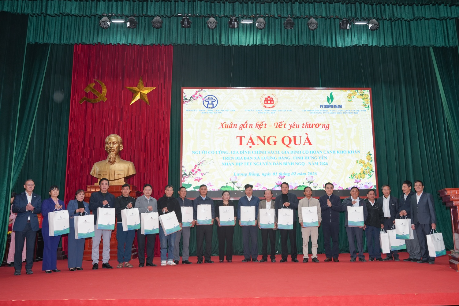 “Petrovietnam: Xuân Gắn kết - Tết Nghĩa tình” đến với bà con xã Lương Bằng (Hưng Yên)