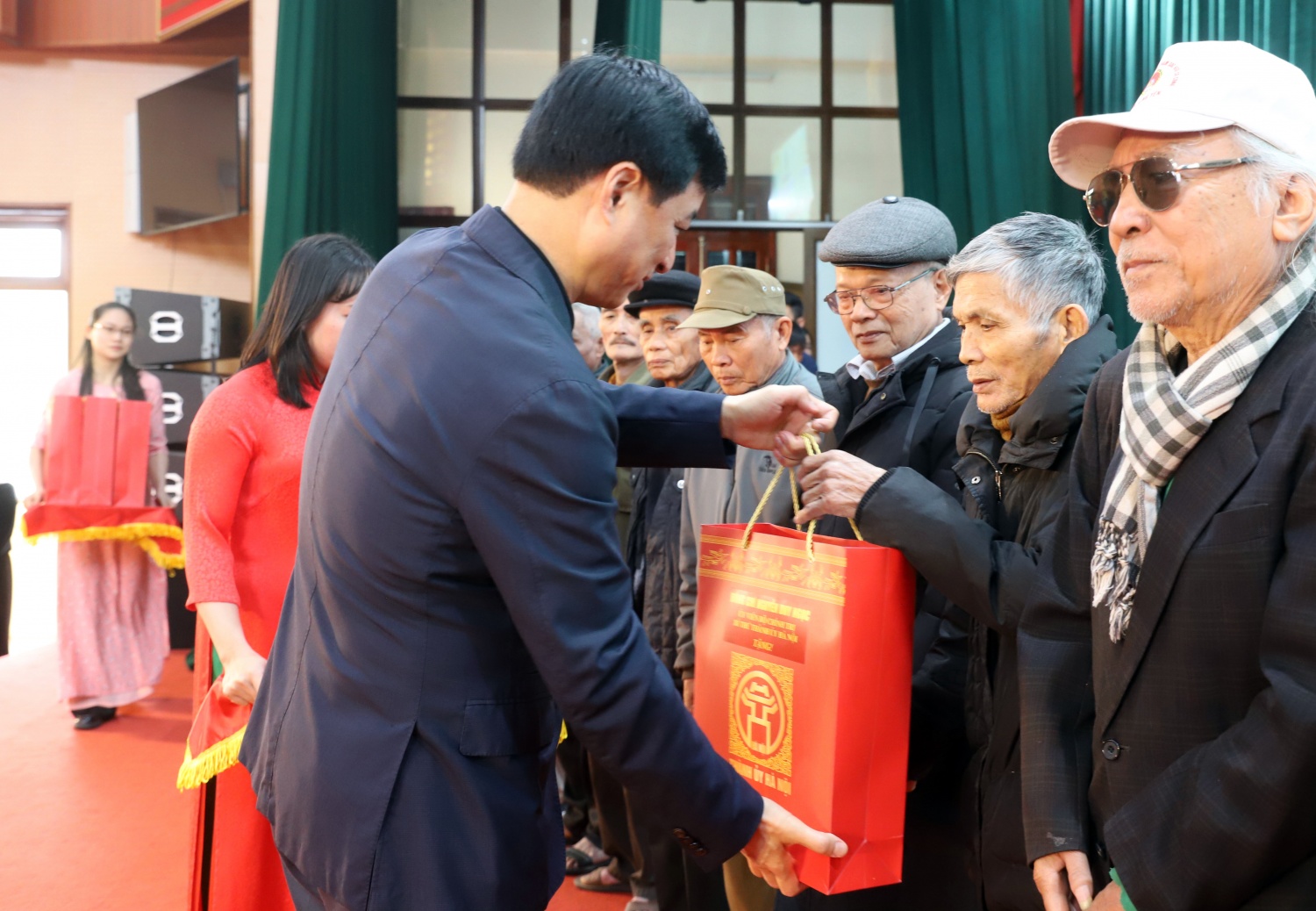 “Petrovietnam: Xuân Gắn kết - Tết Nghĩa tình” đến với bà con xã Lương Bằng (Hưng Yên)