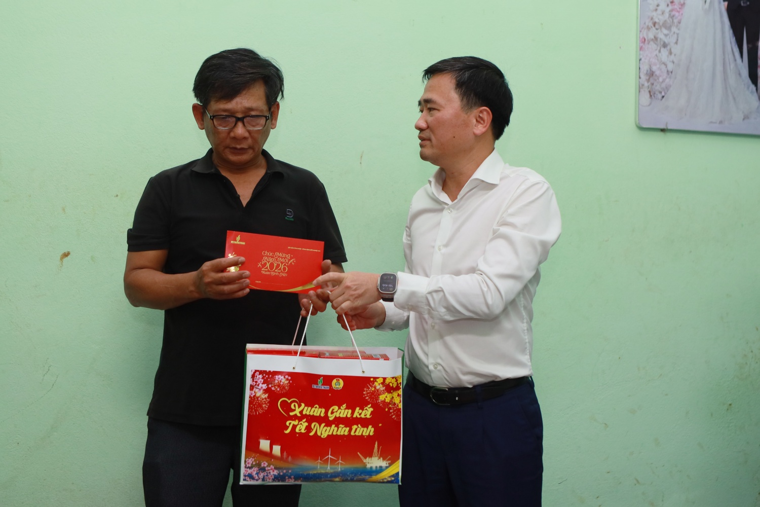 Đại diện Petrovietnam, ông Vũ Anh Tuấn – Phó Chủ tịch Công đoàn Petrovietnam trao tặng phần quà Tết cho gia đình ông Bùi Văn Cường (Khu phố 57, P. Quy Nhơn, Gia Lai). Gia đình ông Cường là một trong những hộ cận nghèo, có hoàn cảnh khó khăn khi con bị mắc bệnh Não úng thuỷ, vợ bị tai biến. Đại diện Petrovietnam, ông Vũ Anh Tuấn – Phó Chủ tịch Công đoàn Petrovietnam trao tặng phần quà Tết cho gia đình ông Bùi Văn Cường (Khu phố 57, P. Quy Nhơn, Gia Lai). Gia đình ông Cường là một trong những hộ cận nghèo, có hoàn cảnh khó khăn khi con bị mắc bệnh Não úng thuỷ, vợ bị tai biến.