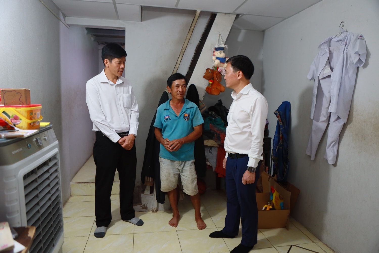 Đoàn công tác thăm hỏi, động viên gia đình ông Mai Dương Uyển (Khu phố 57, Phường Quy Nhơn, Gia Lai). Gia đình ông Uyển thuộc diện hộ nghèo, thu nhập không ổn định, đời sống còn nhiều khó khăn. Đoàn công tác thăm hỏi, động viên gia đình ông Mai Dương Uyển (Khu phố 57, Phường Quy Nhơn, Gia Lai). Gia đình ông Uyển thuộc diện hộ nghèo, thu nhập không ổn định, đời sống còn nhiều khó khăn.