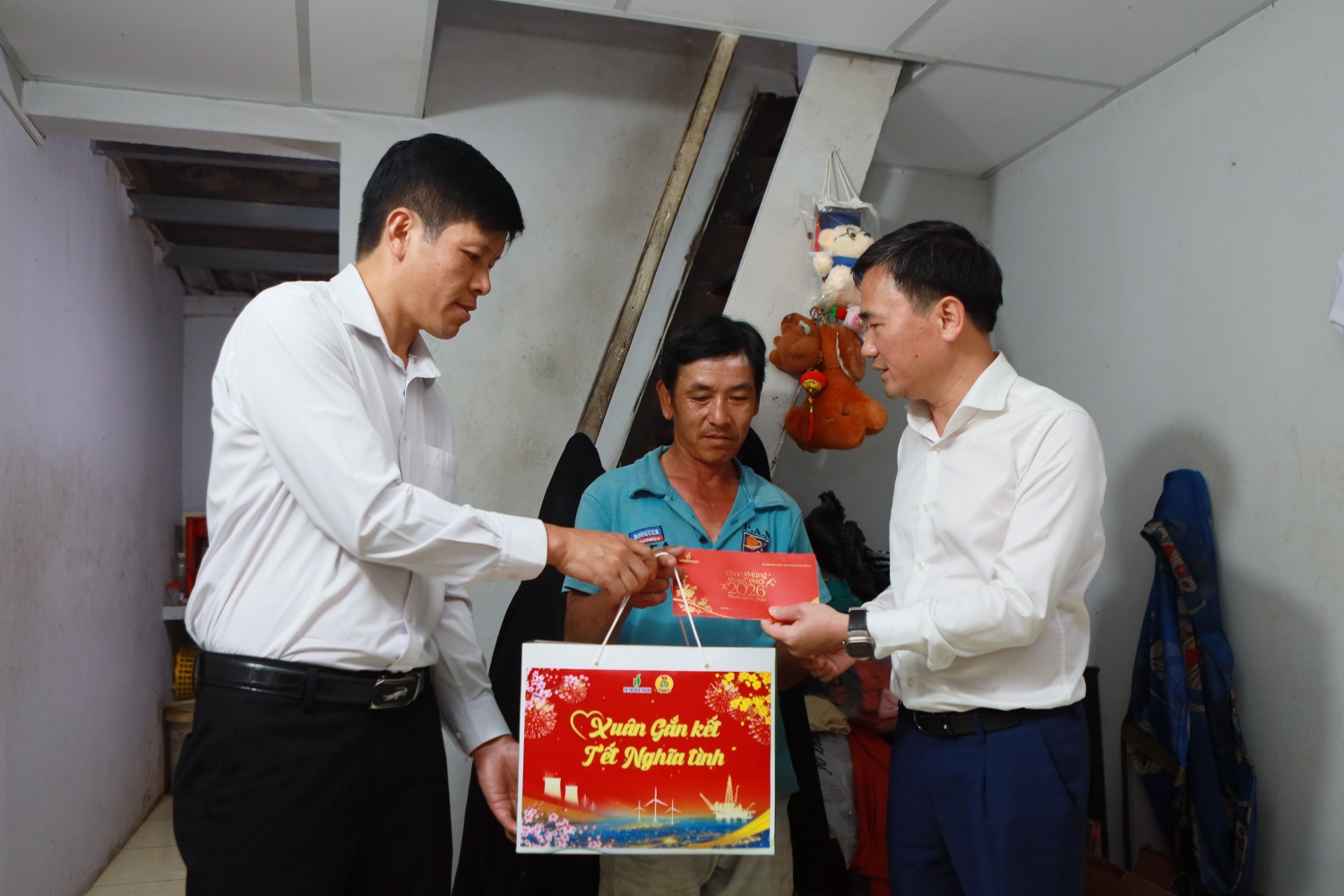 Hành trình “tiếp thêm Tết ấm” của Petrovietnam nơi oằn mình do bão lũ miền Trung Hành trình “tiếp thêm Tết ấm” của Petrovietnam nơi oằn mình do bão lũ miền Trung