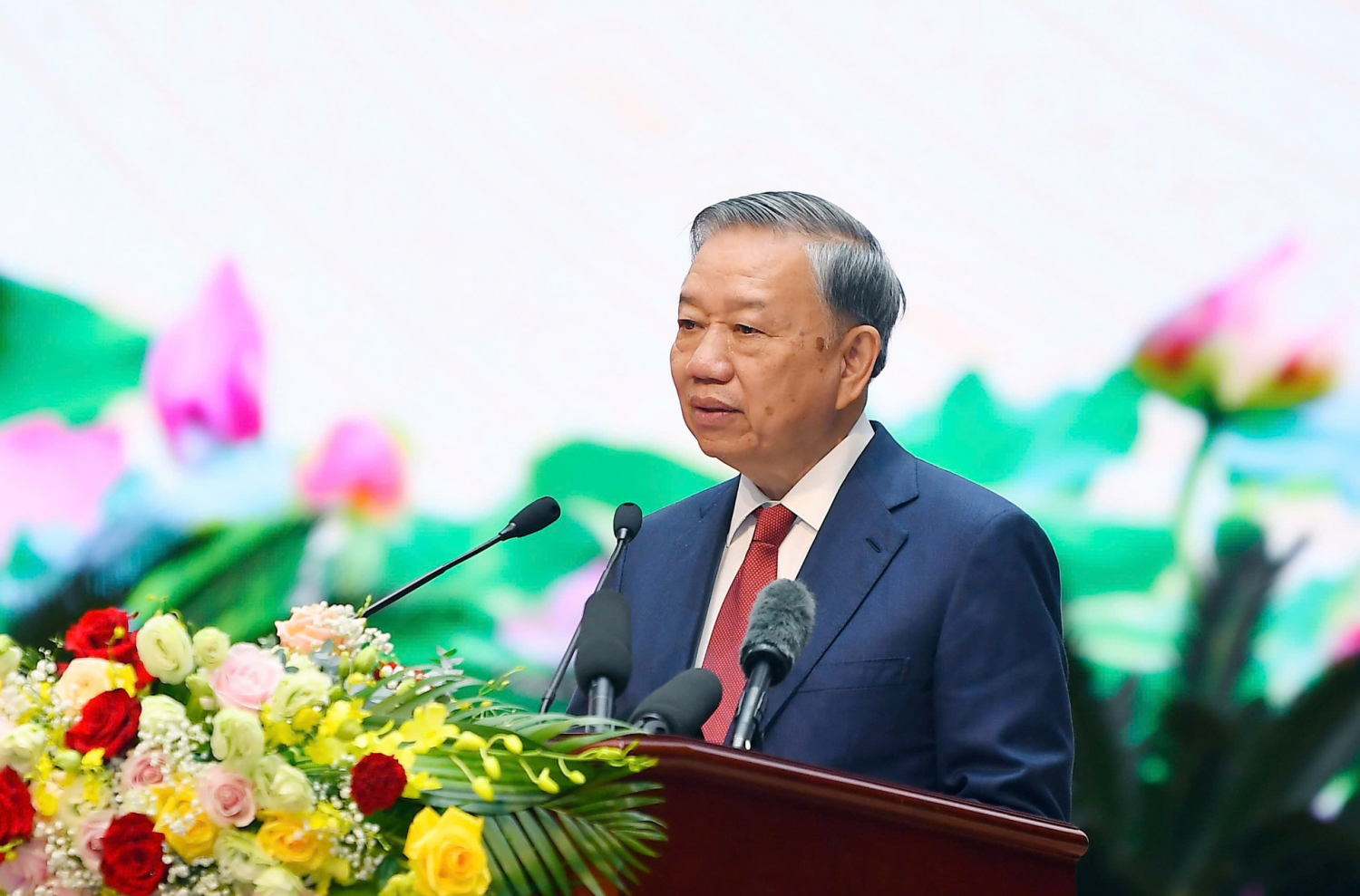 Vững bước dưới cờ Đảng