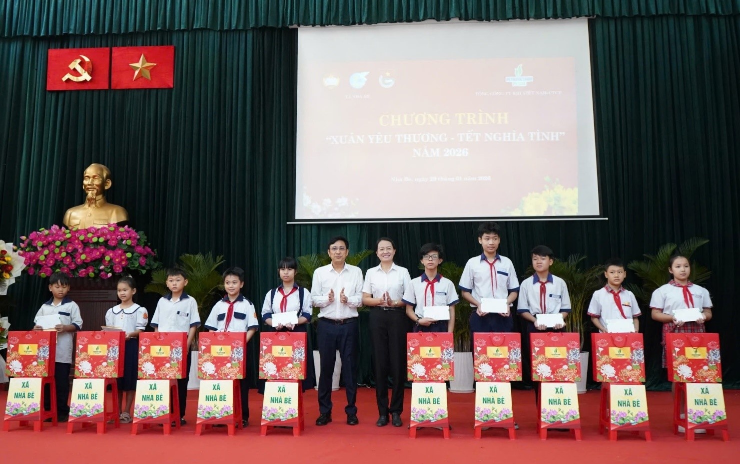 Đại diện Công đoàn PV GAS trao quà tại chương trình Đại diện Công đoàn PV GAS trao quà tại chương trình