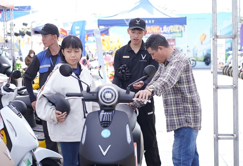 Chuỗi sự kiện “Đổi xăng lấy điện”: Khách hàng 3 miền ồ ạt xuống tiền chốt xe máy điện VinFast