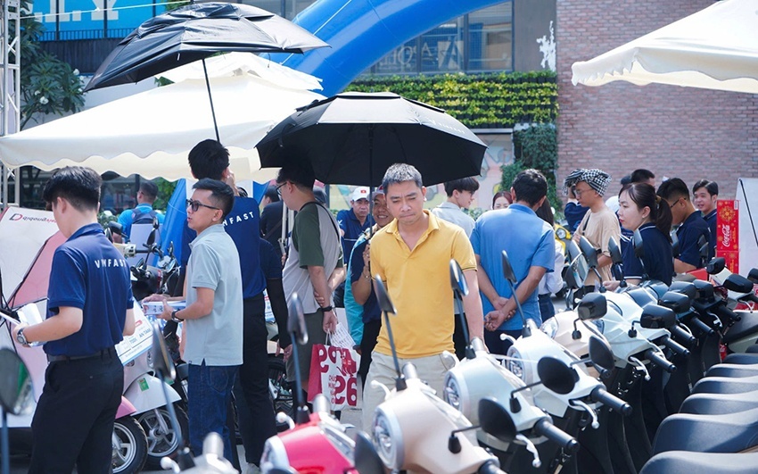 Chuỗi sự kiện “Đổi xăng lấy điện”: Khách hàng 3 miền ồ ạt xuống tiền chốt xe máy điện VinFast