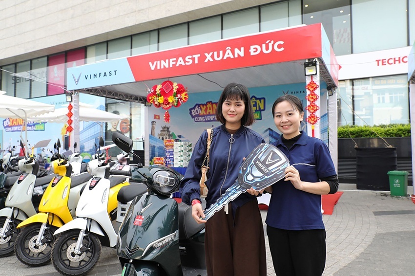 Chuỗi sự kiện “Đổi xăng lấy điện”: Khách hàng 3 miền ồ ạt xuống tiền chốt xe máy điện VinFast