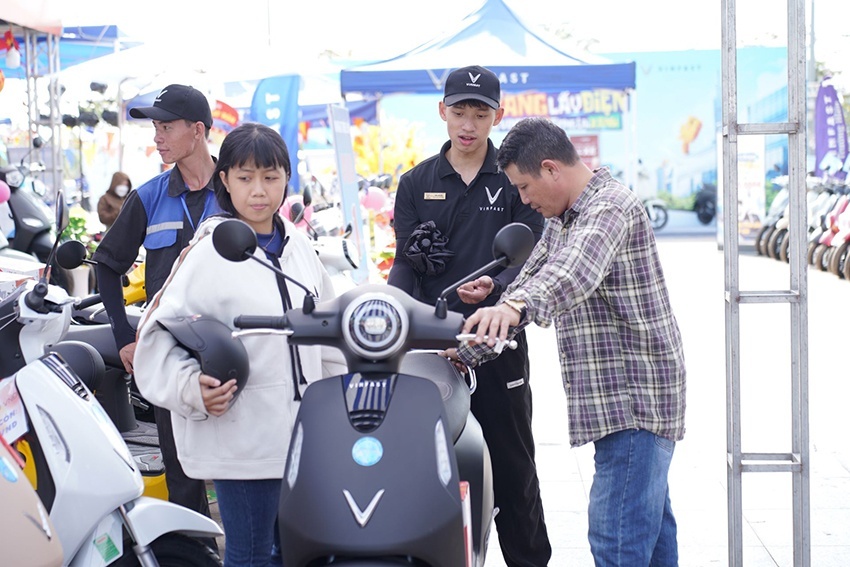Chuỗi sự kiện “Đổi xăng lấy điện”: Khách hàng 3 miền ồ ạt xuống tiền chốt xe máy điện VinFast