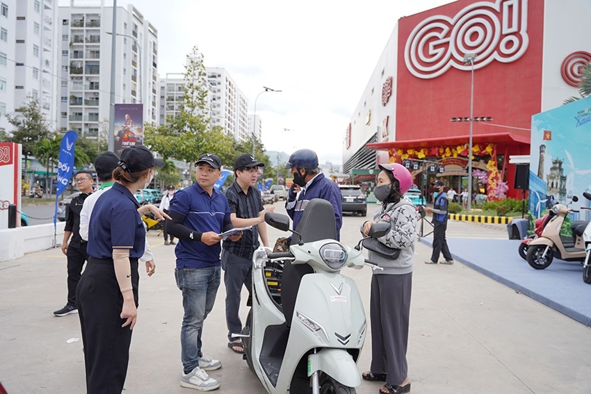 Chuỗi sự kiện “Đổi xăng lấy điện”: Khách hàng 3 miền ồ ạt xuống tiền chốt xe máy điện VinFast