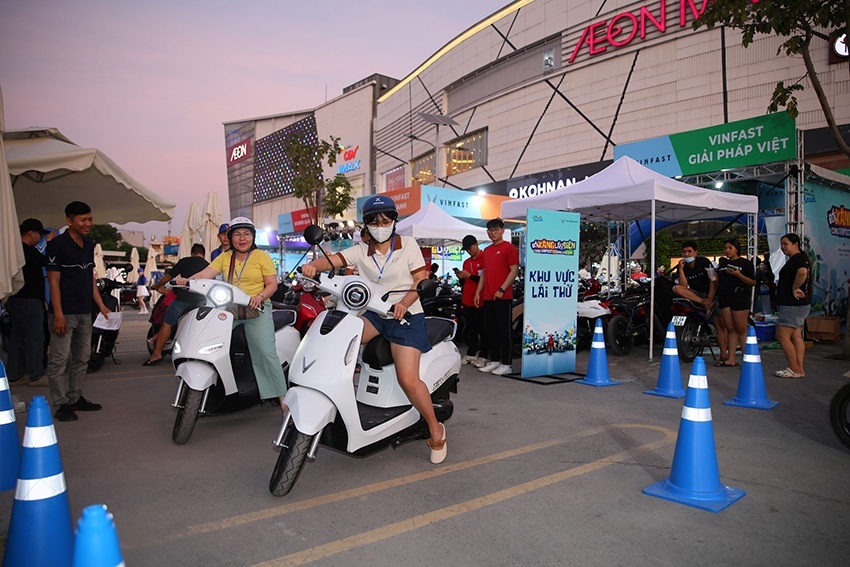 Chuỗi sự kiện “Đổi xăng lấy điện”: Khách hàng 3 miền ồ ạt xuống tiền chốt xe máy điện VinFast