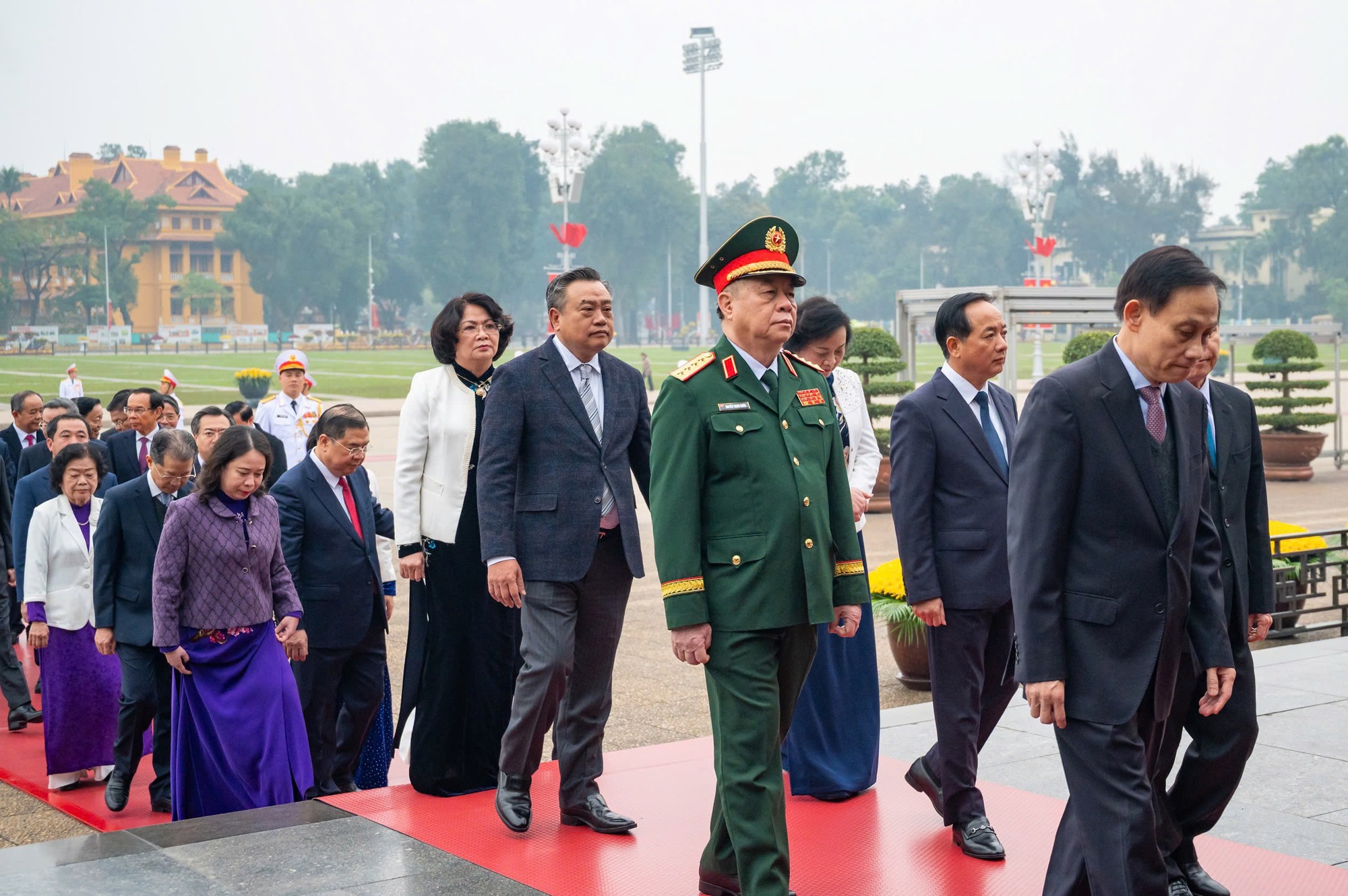 Lãnh đạo Đảng, Nhà nước vào Lăng viếng Chủ tịch Hồ Chí Minh nhân kỷ niệm 96 năm Ngày thành lập Đảng Cộng sản Việt Nam- Ảnh 3.
