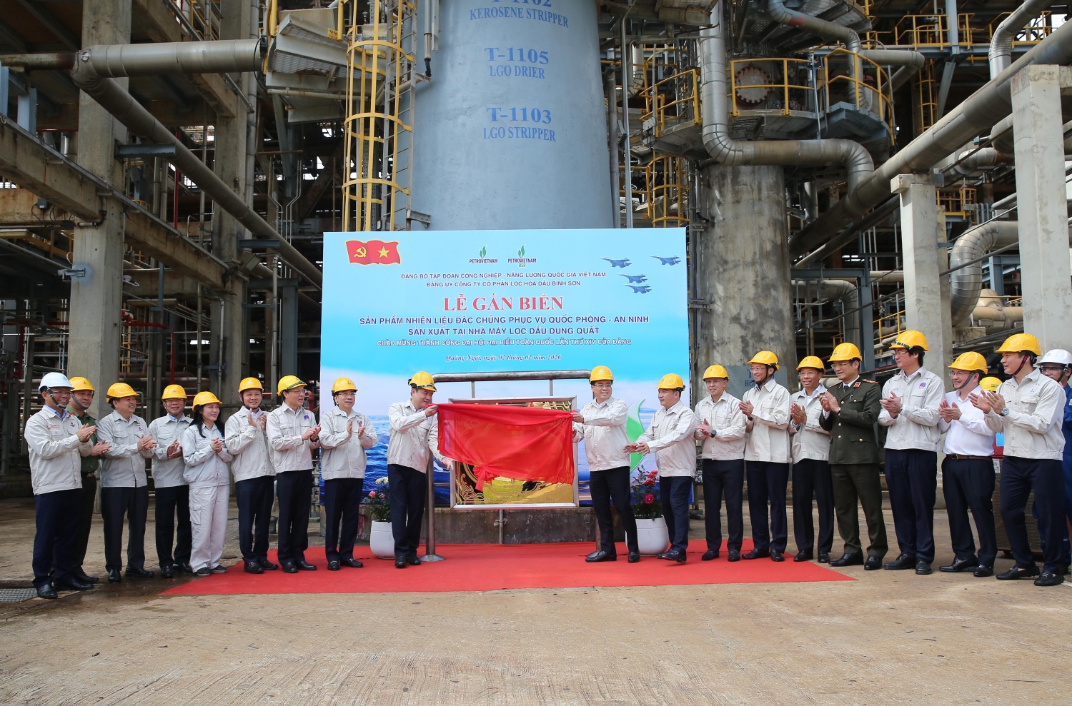 Các đại biểu thực hiện nghi thức gắn biển công trình Sản phẩm nhiên liệu đặc chủng phục vụ quốc phòng - an ninh để chào mừng thành công Đại hội Đảng lần thứ XIV.