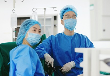 Vinmec Phú Quốc phẫu thuật nội soi xử lý “túi khuyết” tử cung cho người phụ nữ 3 lần mổ đẻ