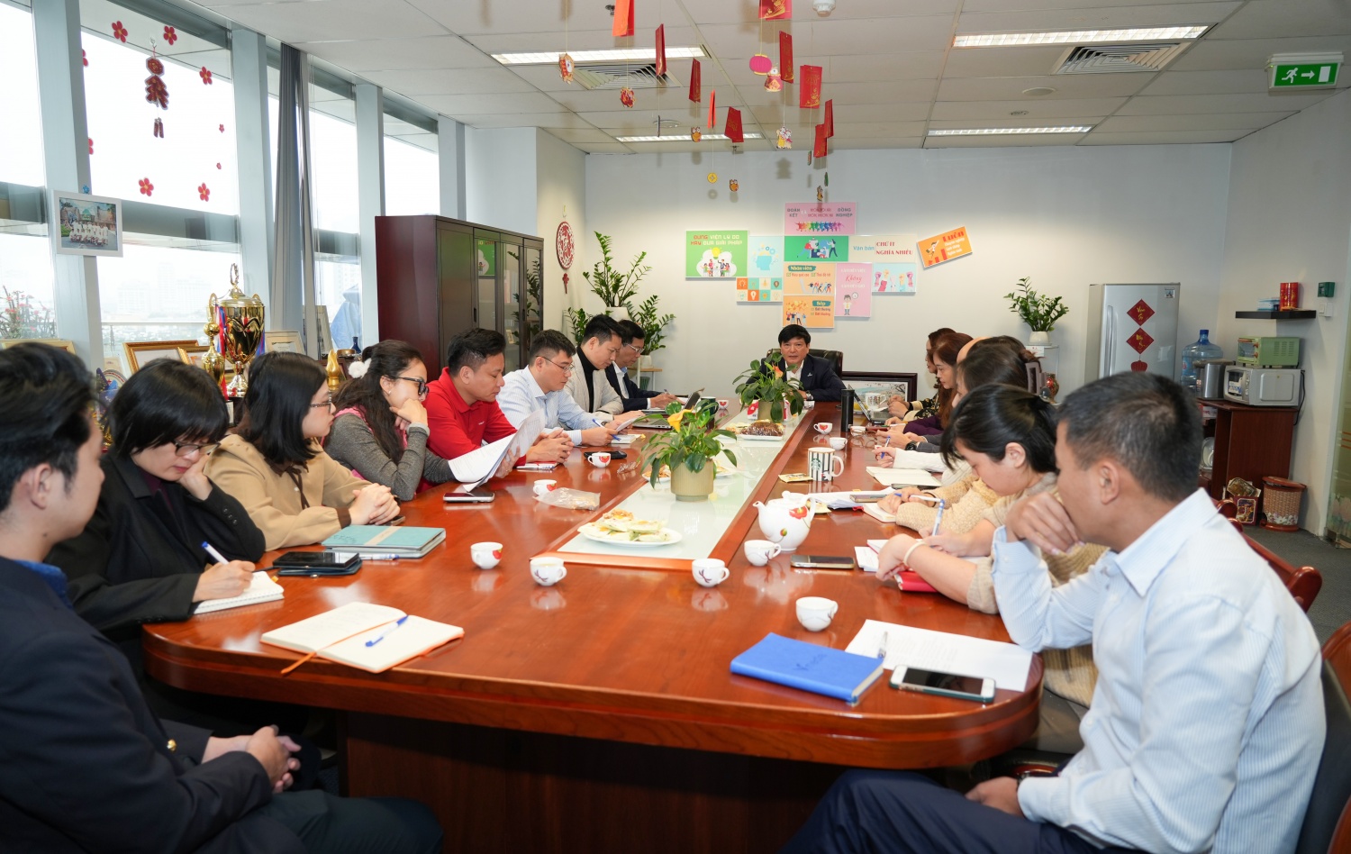 Đồng chí Trần Quang Dũng, Phó Bí thư thường trực Đảng ủy Tập đoàn sinh hoạt cùng Chi bộ Tuyên giáo - Truyền thông.