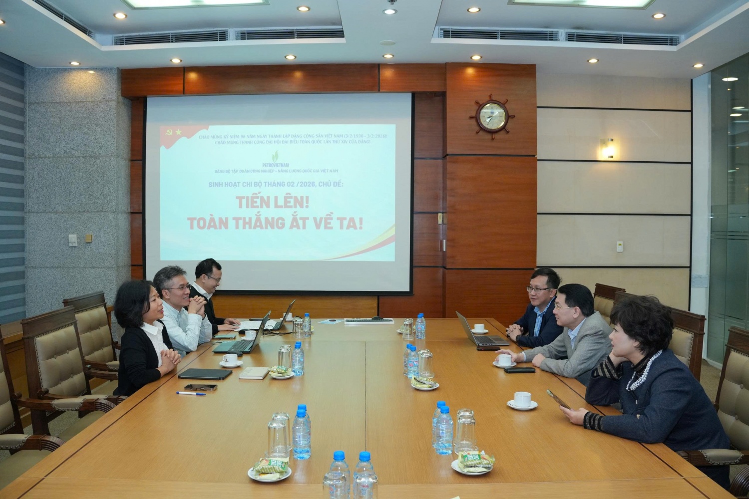 [Chùm ảnh] Đảng bộ Bộ máy QL&ĐH Petrovietnam tổ chức sinh hoạt chi bộ tháng 2: “Tiến lên! Toàn thắng ắt về ta!”