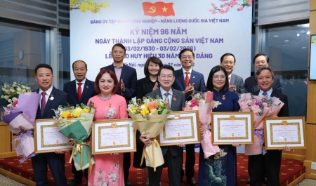 [VIDEO] Petrovietnam gặp mặt kỷ niệm 96 năm Ngày thành lập Đảng Cộng sản Việt Nam, trao Huy hiệu 30 năm tuổi Đảng