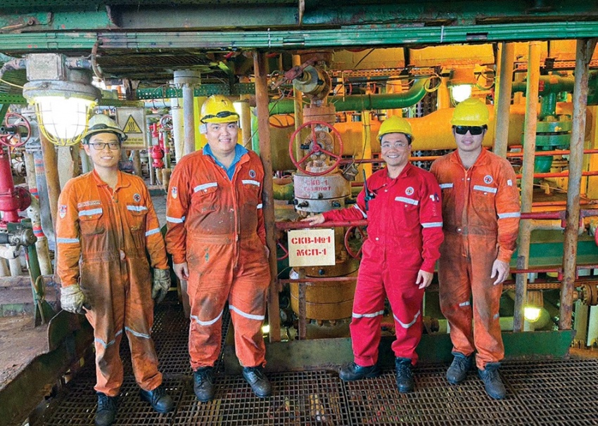 40 năm từ tấn dầu thô đầu tiên khi lòng đất không phụ lòng người! Khi lòng đất không phụ lòng người!