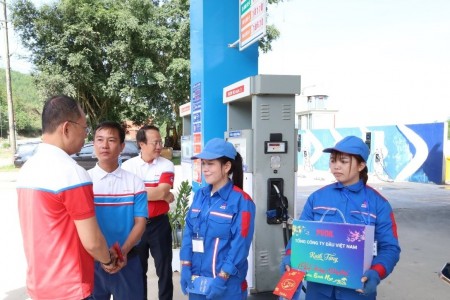 Lãnh đạo PVOIL thăm, chúc Tết người lao động khu vực miền Trung, Tây Nguyên