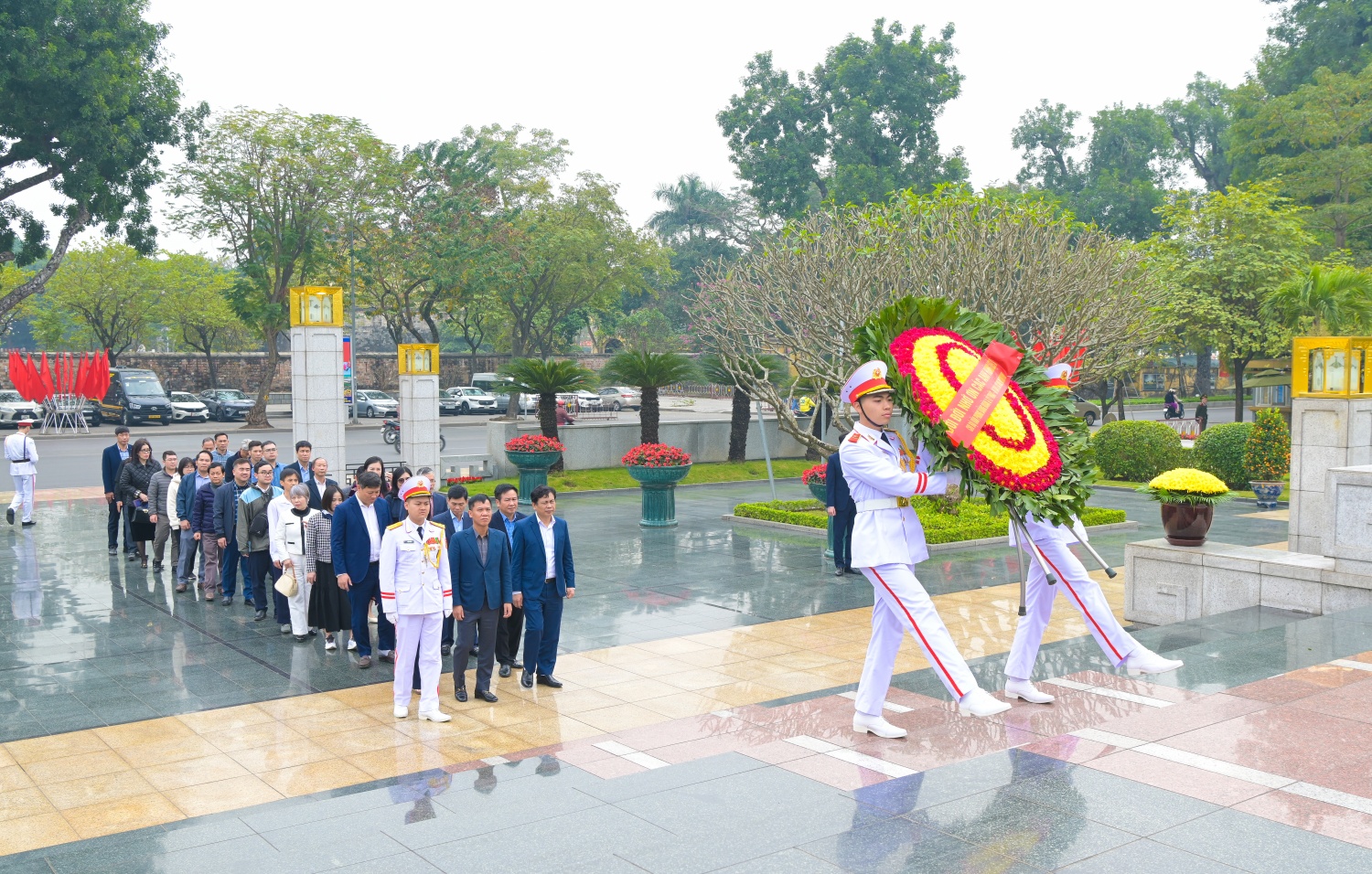 Chi bộ Văn phòng Đảng Đoàn và Chi bộ Kỹ thuật và An toàn sức khỏe môi trường dâng hương tưởng niệm các Anh hùng liệt sĩ tại Tượng đài Bắc Sơn