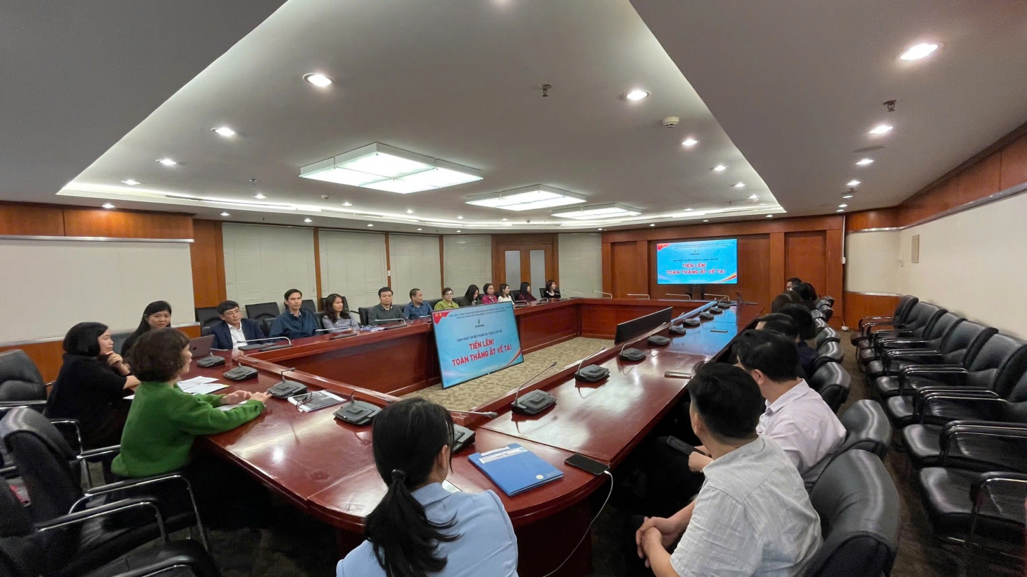 Đảng bộ Nghiên cứu Khoa học và Đào tạo sinh hoạt chi bộ với chủ đề “Tiến lên! Toàn thắng ắt về ta!”