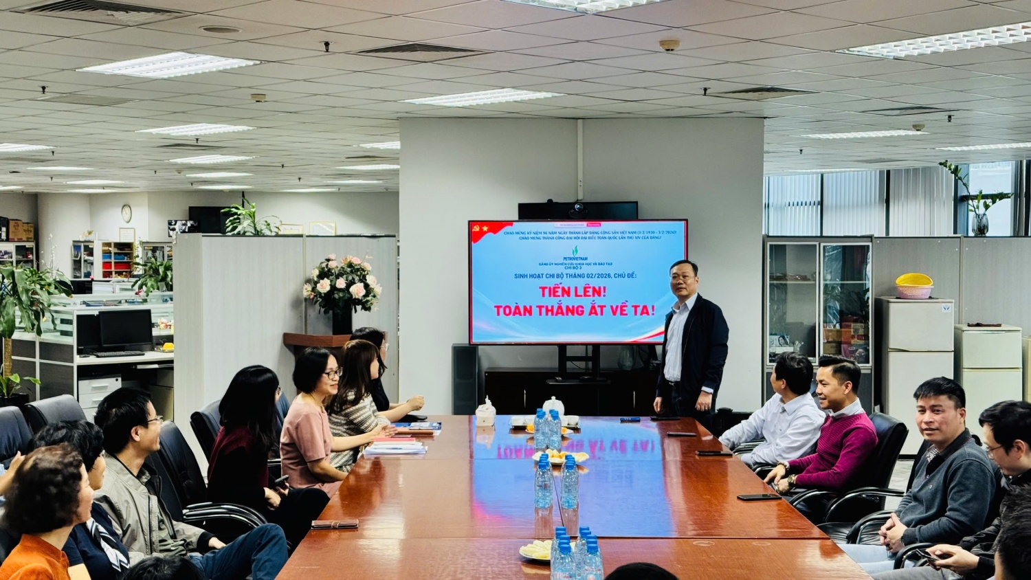 Đảng bộ Nghiên cứu Khoa học và Đào tạo sinh hoạt chi bộ với chủ đề “Tiến lên! Toàn thắng ắt về ta!”