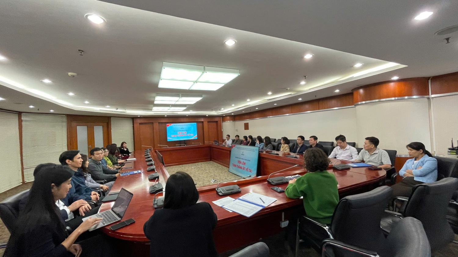 Đảng bộ Nghiên cứu Khoa học và Đào tạo sinh hoạt chi bộ với chủ đề “Tiến lên! Toàn thắng ắt về ta!”