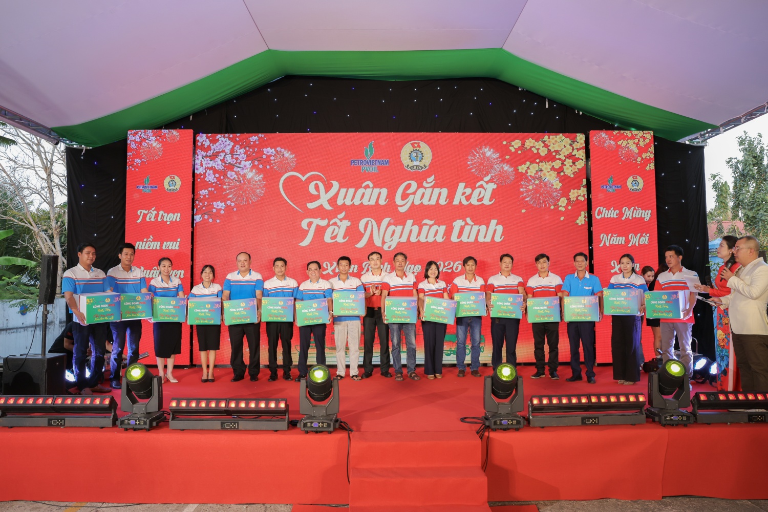 Ông Võ Đình Hoà – Phó Chủ tịch Công đoàn PVOIL trao quà Tết cho các đơn vị