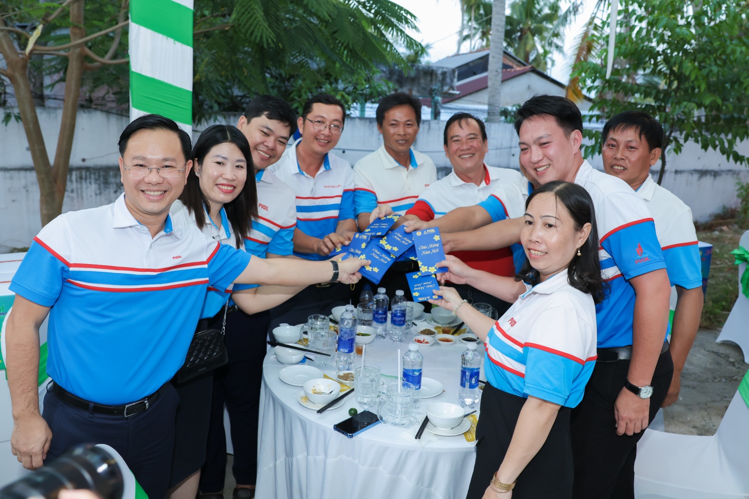 Ông Mai Xuân Hải – Chủ tịch Công đoàn PVOIL lì xì Tết cho người lao động