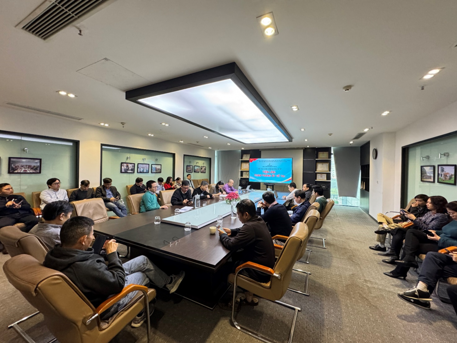 Đảng bộ Nghiên cứu Khoa học và Đào tạo sinh hoạt chi bộ với chủ đề “Tiến lên! Toàn thắng ắt về ta!”