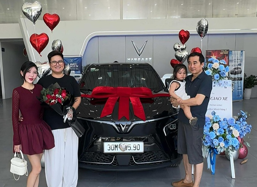 9x chuyển từ xe xăng sang VinFast VF 7: “Mỗi tháng tiết kiệm 4-5 triệu đồng, sạc tiện lợi, cầm lái quá phấn khích”