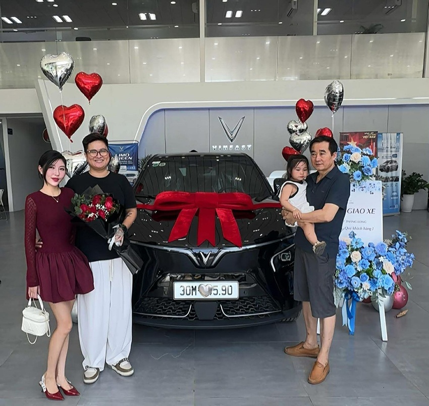 9x chuyển từ xe xăng sang VinFast VF 7: “Mỗi tháng tiết kiệm 4-5 triệu đồng, sạc tiện lợi, cầm lái quá phấn khích”